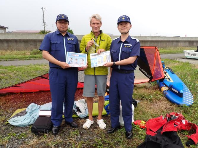 The Nemuro Coastguard deliver their message: (1) Wear a lifejacket. (2) Secure your comms! (3) In emergency, call coastguard on 118.