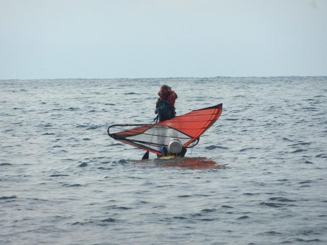 Paddling out in search of breeze. In winter, gentle winds out at sea are unable to displace the cold air of the land