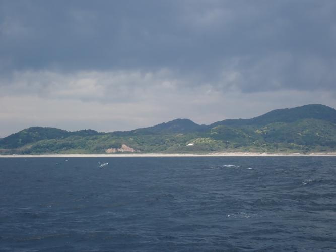 A low coastline (such as this section) is easier because the wind is reliable and predictable all the way to shore